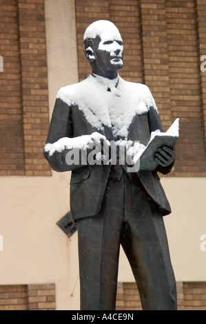 Statue de couvert de neige Designer Spitfire Reginald Mitchell,à l'extérieur de Hanley City Museum,à Stoke-On-Trent, Staffordshire, Royaume-Uni Banque D'Images