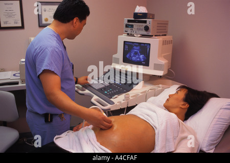 Doctor giving échographie de femme enceinte Banque D'Images