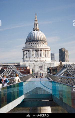 Millennium Bridge et Cathédrale St Paul London Banque D'Images