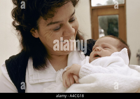 Un détenu détient son bébé enveloppé dans une couverture." Banque D'Images