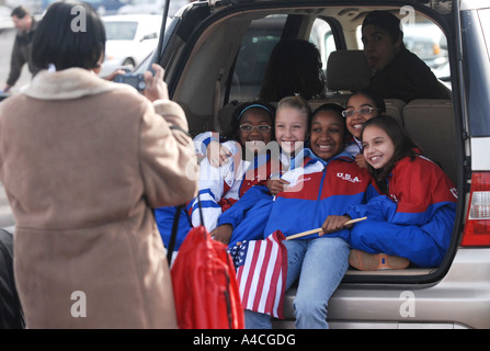 Les jeunes filles posent pour la photo à l'arrière d'une fourgonnette. Americana Banque D'Images