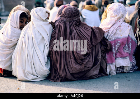 Les femmes dans le sanctuaire de Rukn Shah-e-Alam domine la ville de Multan, au Pakistan. Banque D'Images