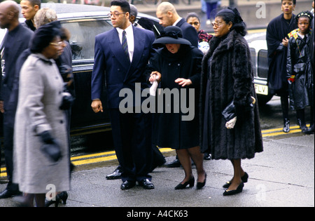 'MOSS' MANCHESTER, DENISE STANLEY ARRIVANT À L'ÉGLISE POUR LES FUNÉRAILLES, APPUYÉ PAR LES MEMBRES DE LA FAMILLE, Banque D'Images