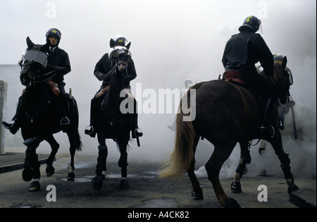 Canada montent leurs chevaux à travers la fumée des torches dans le cadre de la formation de lutte antiémeute Banque D'Images