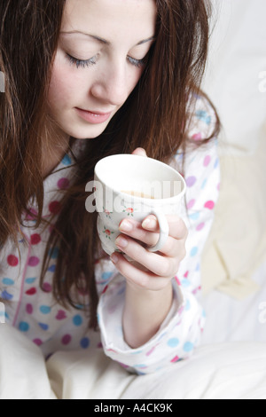 Femme buvant une tasse de thé Banque D'Images