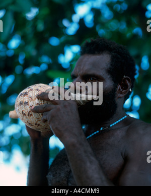 Robert de Tembin appelant requin village sur la côte ouest souffle sa conque Kontu Irlande nouvelle Province Papouasie-Nouvelle-Guinée Banque D'Images