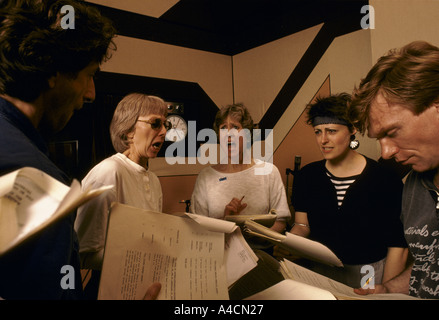 L'enregistrement d'une pièce radiophonique pour la BBC World Service à Bush House, Londres en 1987 Banque D'Images