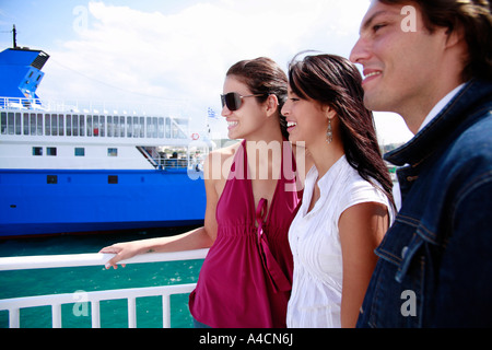 Jeunes au ferry dock Banque D'Images