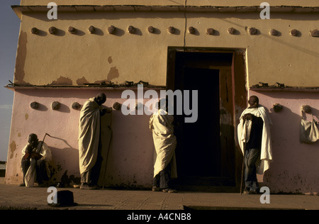 MESHAL VILLAGE, mai 1991. GEBREMARIAM GOYTEM SE TROUVE À L'EXTÉRIEUR L'Église copte PENDANT LE SERVICE. Banque D'Images