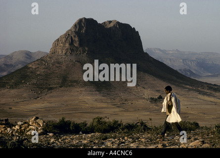 La VENUE D'UNE NOUVELLE FAMINE, MESHAL VALLAGE, mai 1991. GEBREMARIAM GOYTEM PROMENADES À SENAFE POUR VENDRE DES OEUFS POUR QU'IL PUISSE ACHETER DU SEL. Banque D'Images