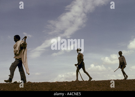 Une nouvelle FAMINE, MESHAL VILLAGE, mai 1991. GEBREMARIAM MARCHER AVEC SES FILS DANIEL et félicitations. Banque D'Images