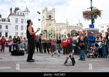 Juggling street performer tire une foule en place du marché de Cambridge, Angleterre Banque D'Images