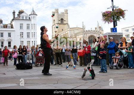 Juggling street performer tire une foule en place du marché de Cambridge, Angleterre Banque D'Images