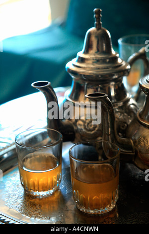 Théières avec des verres de thé Banque D'Images