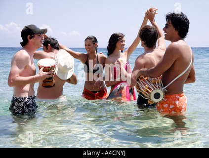 Groupe d'amis s'amuser dans l'eau Banque D'Images