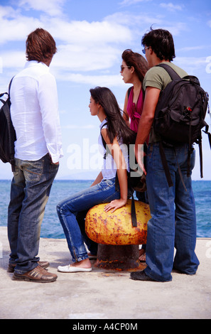 Jeunes au ferry dock Banque D'Images