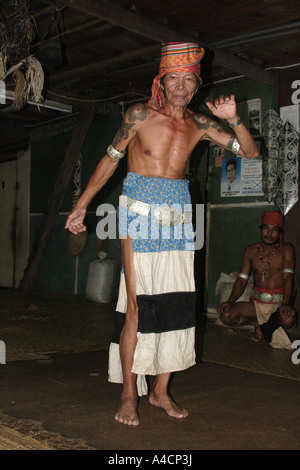 Iban est danser habillé avec l'uniforme traditionnel de Lalang longhouse à Skrang River area, Sarawak Bornéo Malaisien Banque D'Images