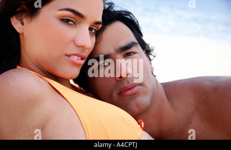 Jeune couple on beach Banque D'Images