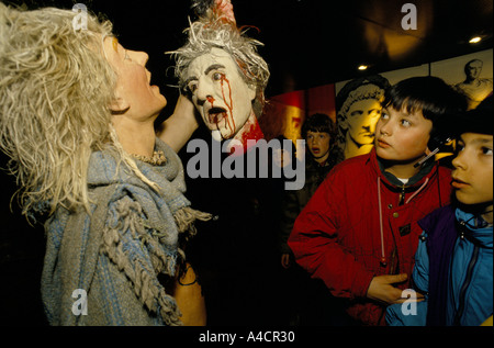 Les ENFANTS À LA RECHERCHE D'AFFICHAGE AU DRUID RITUELS, homme tenant une tête de saignement. Les falaises blanches de Douvres, l'expérience, en Angleterre, Mars 1994 Banque D'Images