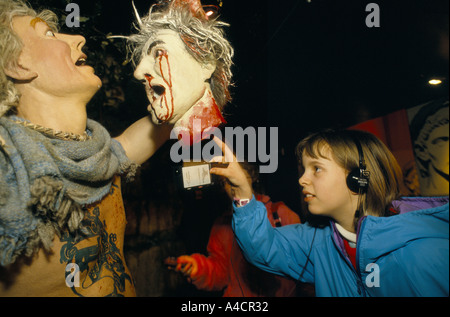 Les ENFANTS À LA RECHERCHE D'AFFICHAGE AU DRUID RITUELS, homme tenant une tête de saignement. Les falaises blanches de Douvres, l'expérience, en Angleterre, Mars 1994 Banque D'Images