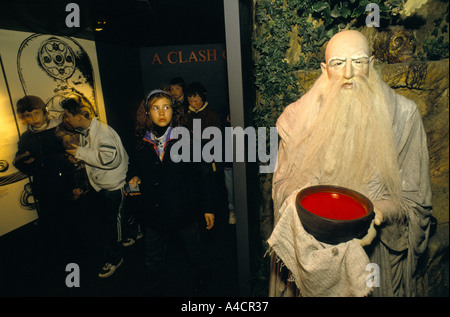 Les ENFANTS À LA RECHERCHE D'AFFICHAGE AU DRUID RITUELS, homme tenant une tête de saignement. Les falaises blanches de Douvres, l'expérience, en Angleterre, Mars 1994 Banque D'Images