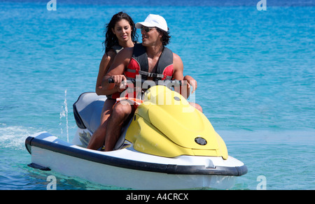 Jeune couple de jetski sur Banque D'Images