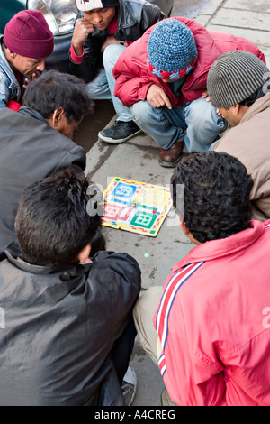 Les hommes jouent Ludo à Katmandou, Népal, 2005 rue Banque D'Images