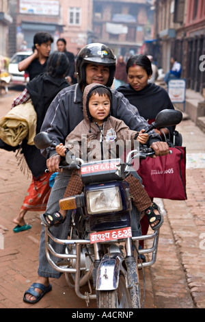 Famille obtenir sur moto à Bhaktapur, Népal Banque D'Images