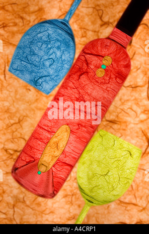 Une bouteille de vin et deux verres à vin tourné contre fond texturé. Droit à une altération des couleurs. Banque D'Images