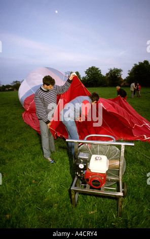 Le sport de la montgolfière de gonfler le ballon Banque D'Images