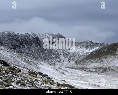 Dans Swirral Helvellyn hiver montrant Edge et Red Lake District Tarn Banque D'Images