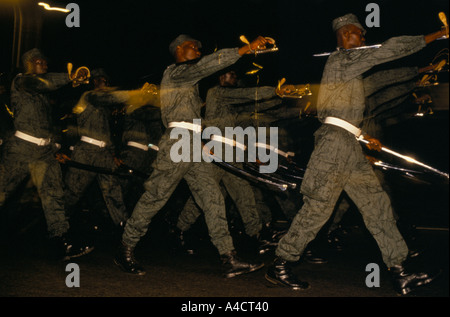 Boigny s funeral côte d'ivoire Houphouet Boigny Soldiers marching la nuit la préparation pour mars 1994 février passé militaire Banque D'Images