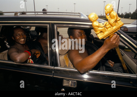 Boigny s funeral côte d'ivoire Houphouet Boigny de dirigeants tribaux en voiture à l'extérieur basilique yamoussoukro feb 1994 Banque D'Images