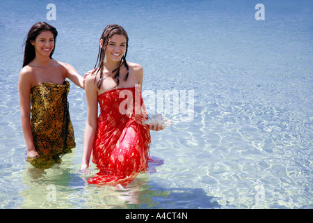 Deux jeunes femmes se faisant passer dans l'eau Banque D'Images