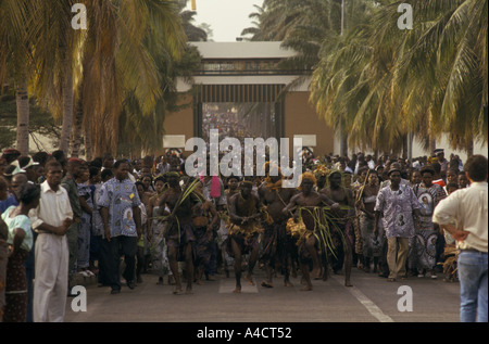 Boigny s funeral côte d'ivoire Houphouet Boigny danseurs au milieu de la foule, près de Yamoussoukro basilique feb 1994 Banque D'Images