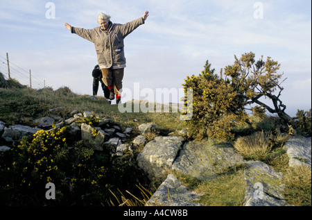 L'ÎLE DE LUNDY SMOKESTOP, 1994 SMOKESTOPPERS AYANT UNE PROMENADE SUR L'île. Tous les participants à "MOKE-STOP' sont de gros fumeurs Banque D'Images