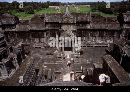 Les touristes visiter le temple bouddhiste du 12ème siècle d'Angkor Wat, le plus grand monument religieux du monde. Banque D'Images