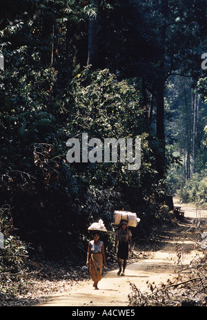 Birmanie frontière thaïlandaise, 1992 : Après les attaques de l'armée birmane des milliers de réfugiés ont franchi Mon Karen en Thaïlande. Nouveaux arrivants à th Banque D'Images