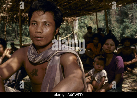 Birmanie frontière thaïlandaise, 1992 : Après les attaques de l'armée birmane des milliers de réfugiés ont franchi Mon Karen en Thaïlande. Famille dans le logement. Banque D'Images