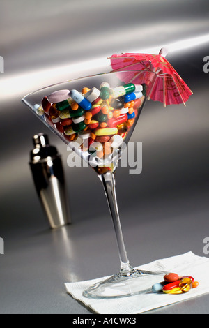 Verre à Martini de pilules. Banque D'Images