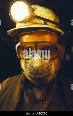 La mine de Shirebrook, Nottinghamshire, Angleterre : Miner travaillent sous terre. La mine fait face à la fermeture. Banque D'Images