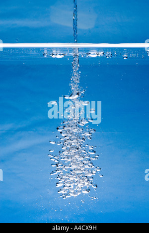 Jet d'eau produit beaucoup de bulles d'air Banque D'Images