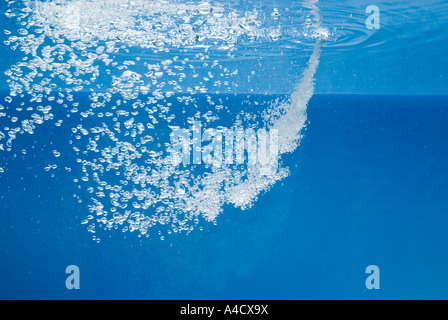 Jet d'eau produit beaucoup de bulles d'air Banque D'Images