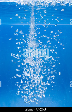 Jet d'eau produit beaucoup de bulles d'air Banque D'Images