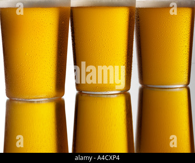 Trois pintes de bière blonde Banque D'Images