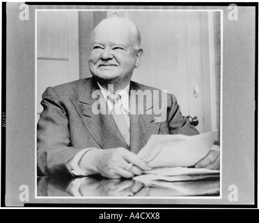 L'ancien président Herbert Hoover assis dans un bureau de l'Hôtel Mark Hopkins San Francisco Hoover pour obtenir de l'anniversaire de 1954 Banque D'Images