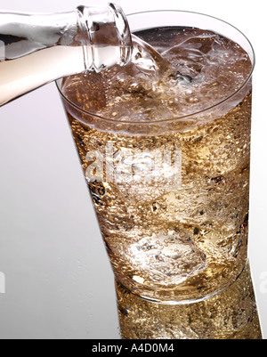 Verser le soda au gingembre Banque D'Images