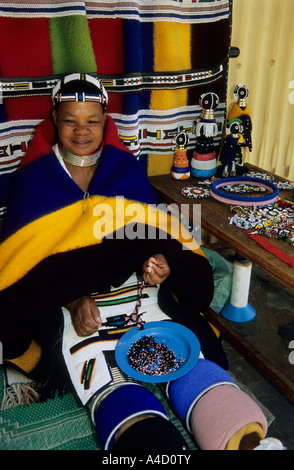 Personnes, femme, ethnique, robe Ndebele, faire des perles traditionnelles curios Pilgrims Rest, Mpumalanga, Afrique du Sud, vendre des œuvres d'art Banque D'Images