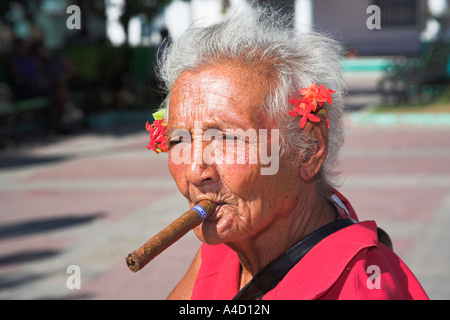 Vieille dame avec un cigare dans la bouche, le Parque Cespedes, Santiago de Cuba, Cuba Banque D'Images