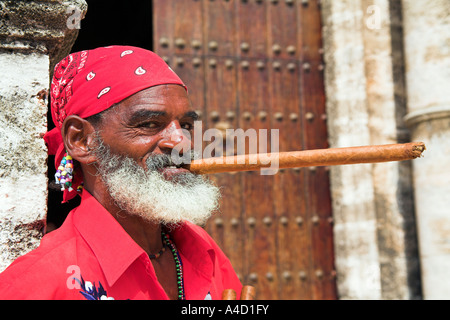 Vieil homme avec un long cigare dans sa bouche, la Plaza de la Catedral, La Havane, La Habana Vieja, Cuba Banque D'Images